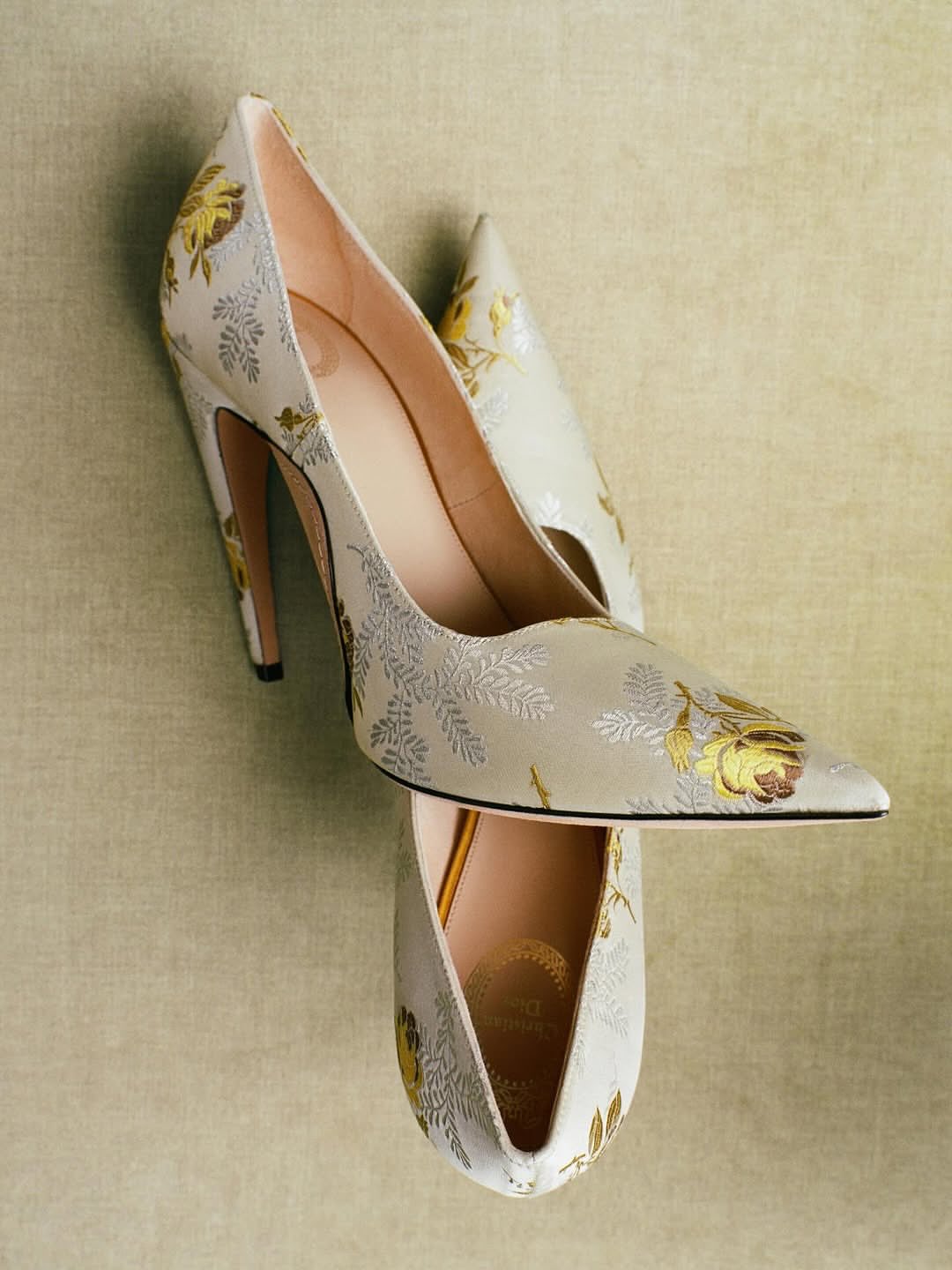 Dior Spring Summer 2026 Haute Couture
Haute couture mirrors nature: a living system in constant evolution, where experimentation and craftsmanship exist as one. For this collection, Jonathan Anderson adopts the gaze of a collector, assembling objects, memories, and references into a cabinet of curiosities where past and present meet.
Nature and artifice intertwine, cyclamen bouquets become symbols of creative transmission, while sculptural ceramics inspire fluid yet structured silhouettes. Handcrafted techniques transform the infinitesimal into the monumental: silk flowers, dense embroideries, woven tweeds, layered meshes. Each piece emerges as a singular artefact, expanding the House’s language while remaining rooted in its heritage.
Creative Direction @dior @jonathan.anderson
Styling @benjaminbruno_
Make Up @peterphilipsmakeup
Hair @guidopalau
Thank you Dior team
@gabriel_quartino
Post House @sheriff.projects
#sheriffprojects