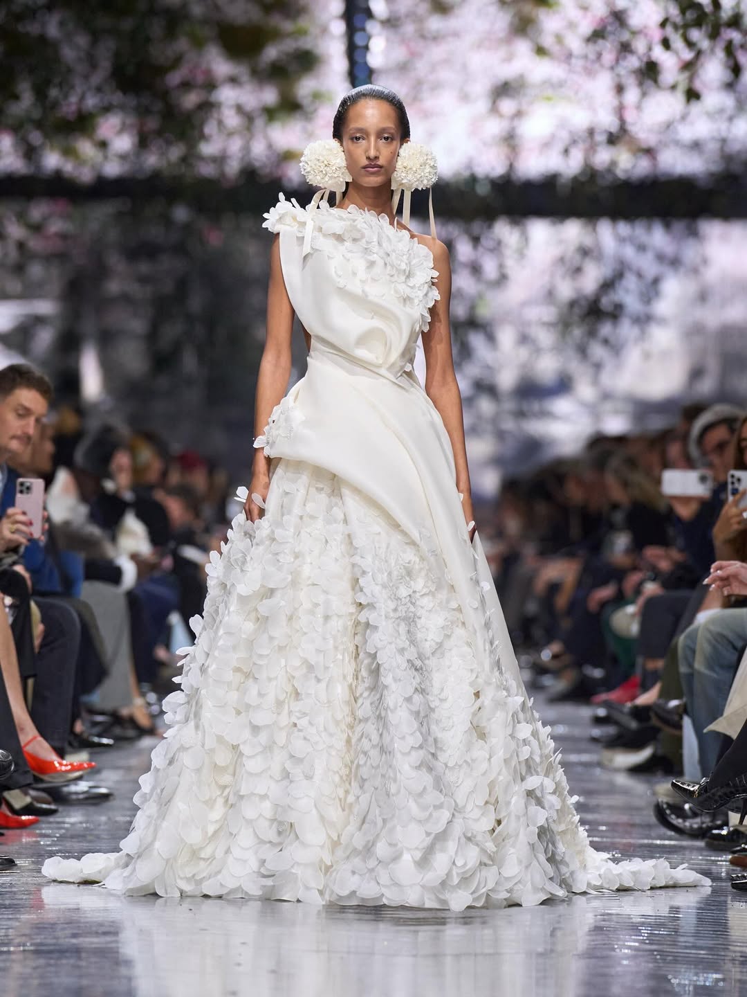 Dior Spring Summer 2026 Haute Couture
Haute couture mirrors nature: a living system in constant evolution, where experimentation and craftsmanship exist as one. For this collection, Jonathan Anderson adopts the gaze of a collector, assembling objects, memories, and references into a cabinet of curiosities where past and present meet.
Nature and artifice intertwine, cyclamen bouquets become symbols of creative transmission, while sculptural ceramics inspire fluid yet structured silhouettes. Handcrafted techniques transform the infinitesimal into the monumental: silk flowers, dense embroideries, woven tweeds, layered meshes. Each piece emerges as a singular artefact, expanding the House’s language while remaining rooted in its heritage.
Creative Direction @dior @jonathan.anderson
Styling @benjaminbruno_
Make Up @peterphilipsmakeup
Hair @guidopalau
Thank you Dior team
@gabriel_quartino
Post House @sheriff.projects
#sheriffprojects