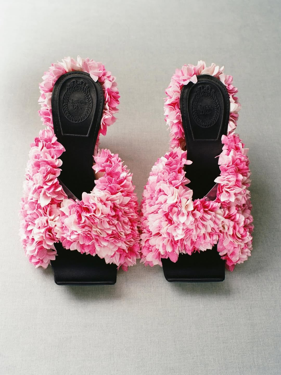 Dior Spring Summer 2026 Haute Couture
Haute couture mirrors nature: a living system in constant evolution, where experimentation and craftsmanship exist as one. For this collection, Jonathan Anderson adopts the gaze of a collector, assembling objects, memories, and references into a cabinet of curiosities where past and present meet.
Nature and artifice intertwine, cyclamen bouquets become symbols of creative transmission, while sculptural ceramics inspire fluid yet structured silhouettes. Handcrafted techniques transform the infinitesimal into the monumental: silk flowers, dense embroideries, woven tweeds, layered meshes. Each piece emerges as a singular artefact, expanding the House’s language while remaining rooted in its heritage.
Creative Direction @dior @jonathan.anderson
Styling @benjaminbruno_
Make Up @peterphilipsmakeup
Hair @guidopalau
Thank you Dior team
@gabriel_quartino
Post House @sheriff.projects
#sheriffprojects