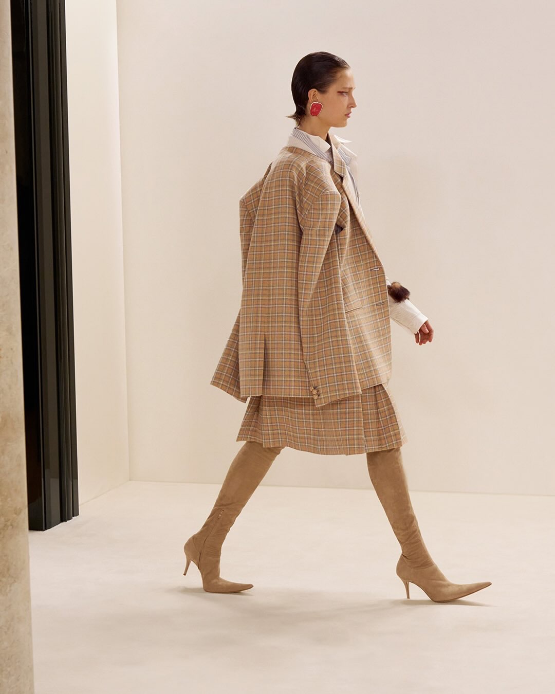 Acne Studios Women’s Fall Winter 2026
During the last Paris Fashion Week, Jonny Johansson presented Acne Studios’ Fall/Winter 2026–2027 collection, exploring bourgeois dressing through subtle distortion.
Pleated midi skirts, checked suits, and precise blazers were carefully skewed, proportions elongated, textures shifted, silhouettes slightly unsettled. Tailoring remained sharp yet softened at the edges, creating a sense of controlled instability within familiar forms. Familiar garments were recalibrated, oscillating between heritage and subversion, comfort and unease. Acne Studios proposed a bourgeoisie reimagined for a contemporary era, where elegance is provisional and the familiar becomes intriguingly strange.
Creative Direction @acnestudios
Styling @tamararothstein1
Make Up @ingegrognard
Hair @anthonyturnerhair
Post House @sheriff.projects
#sheriffprojects