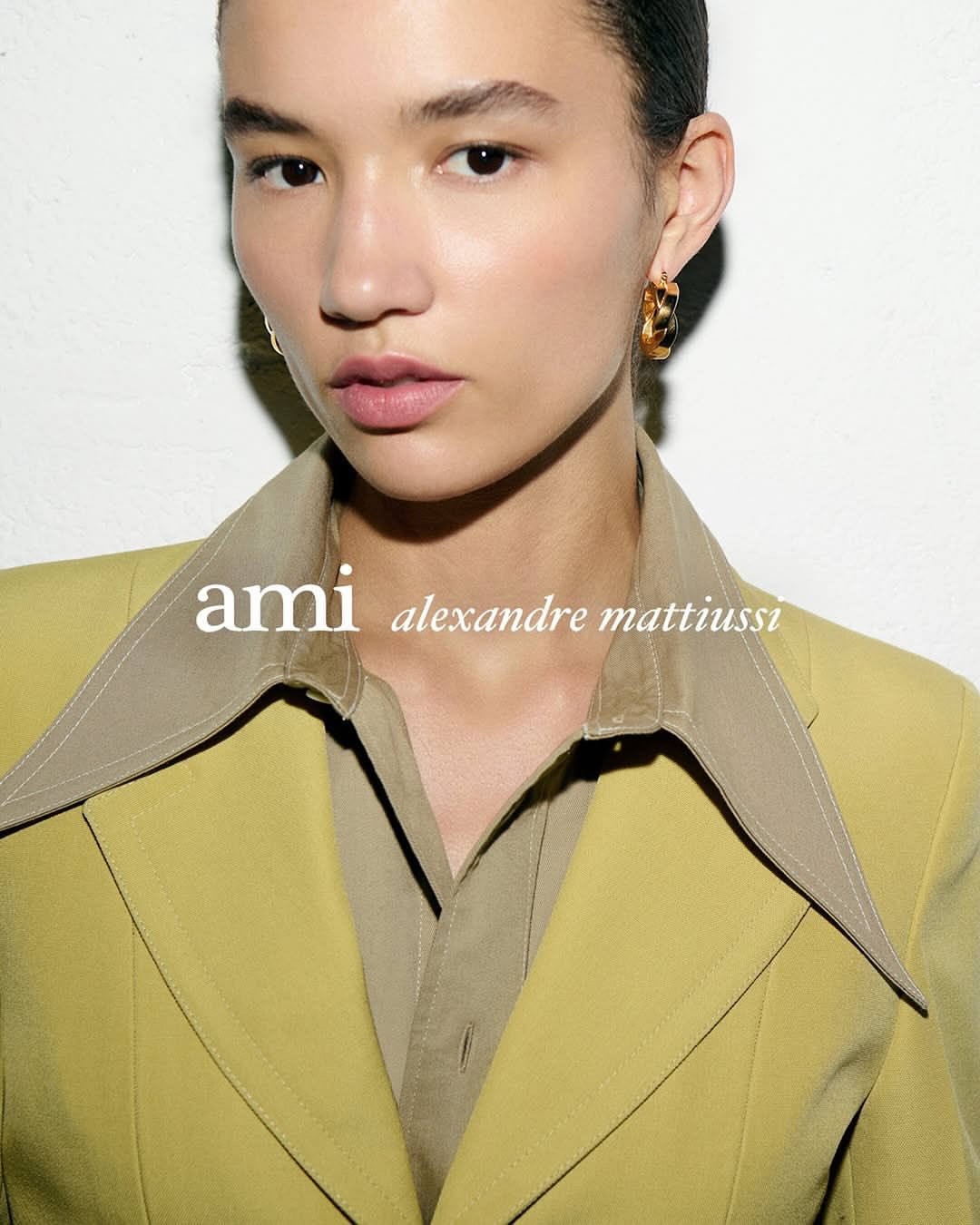 Ami Paris SS26 Editorial
Founded in Paris in 2011, AMI has remained deeply inspired by the city’s effortless spirit. Created by Alexandre Mattiussi, the house approaches fashion with a relaxed yet refined attitude, building timeless wardrobes that blur the line between casual and chic. Rooted in values of love, friendship, inclusivity and diversity, AMI reflects a distinctly human vision of luxury. After training at major Parisian couture houses, Mattiussi infused the brand with strong French sartorial expertise, now a defining signature. Drawing inspiration from Paris, the arts, and everyday life, the brand continues to evolve each season. For Spring–Summer, the collection is captured through the lens of French photographer Maxime Forgé.
Creative Direction @amiparis @alexandremattiussi9
@josephinebrejat @pierrickromero @pierre.clls
Photographer @maximefroge
Production @deniseagency
Styling @manonhvejselsarron
Make Up @mouna.ben_makeup
Hair michael.delmas
Tech Prod & Post House @sheriffprojects
#sheriffprojects
