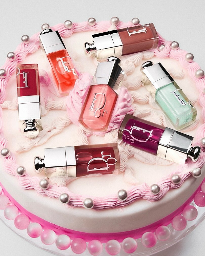 Dior Addict with Anya Taylor-Joy and Willow Smith

Anya Taylor-Joy, Jisoo and Willow Smith extend their collaboration with Dior through the Dior Addict lip oil & fragrance line. Already associated with the House’s makeup, they now embody its olfactory direction.
Conceived by Francis Kurkdjian, the new variations are designed as distinct expressions, each reflecting a different tone and sensibility.
The project also establishes a dialogue with the Dior Addict Lip Glow Oil, developed under the creative direction of Peter Philips, linking fragrance and makeup within a unified approach.
Through these three figures, Dior continues to articulate its contemporary positioning, at the intersection of image, identity and sensory expression.

Creative Direction @diorbeauty
Talent @anyataylorjoy @willowsmith
Post House @sheriff.projects
#sheriffprojects