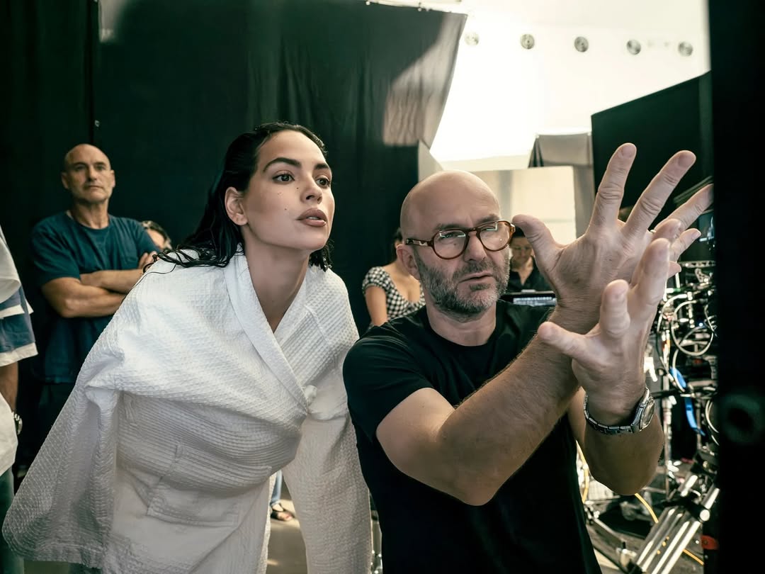 #ShotAtSpring Sølve Sundsbø brings the elements indoors–light, vapor, velocity–constructed and controlled inside Studio 1. A precise, hyper-sensory chapter for the 2026 Pirelli Calendar.

2026 @pirelli Calendar, photographed by @solvesundsbostudio at Spring Studios.

BTS images by Alessandro Scotti