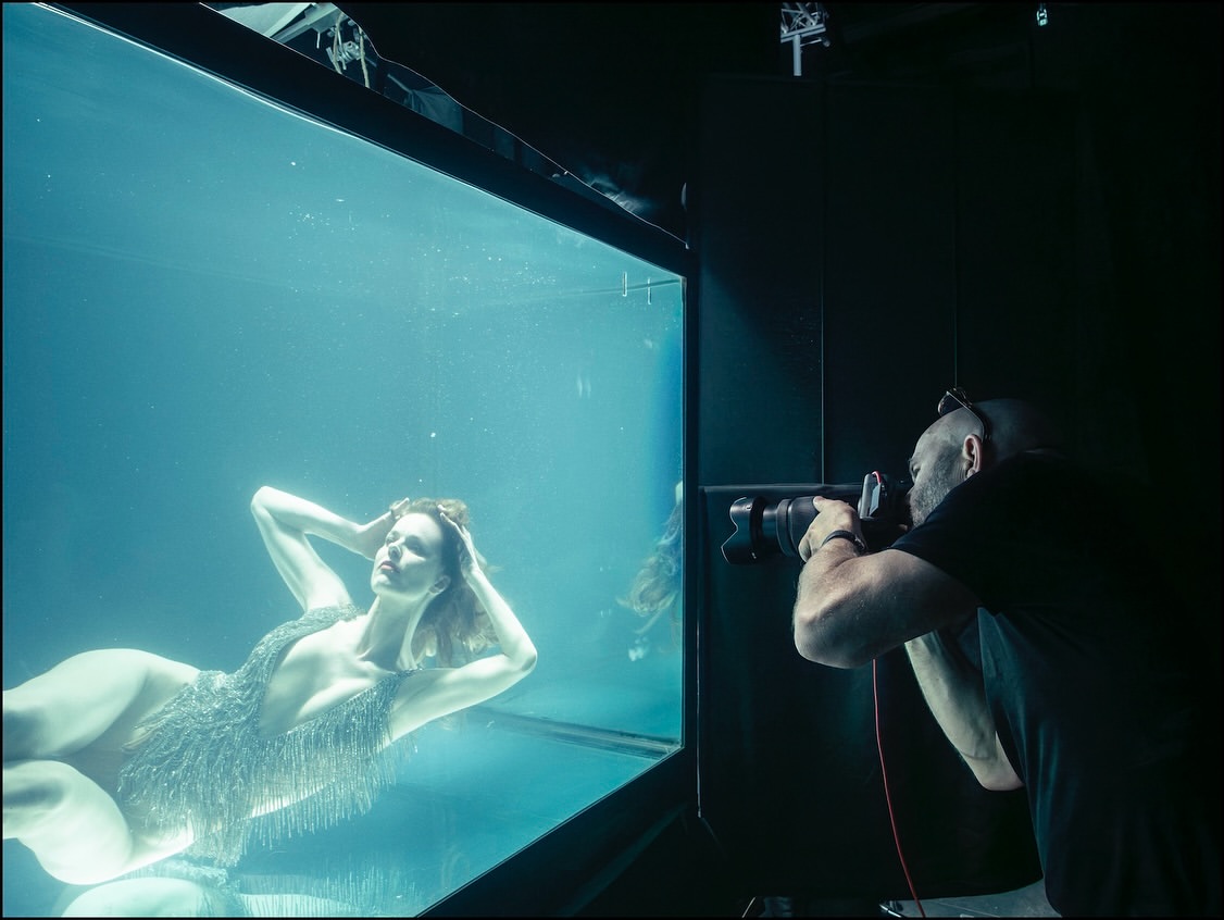 “I want to capture emotions, instincts and states of mind that are central to human life — so longing for freedom, curiosity, thirst for knowledge.” – Sølve Sundsbø

Step behind the scenes of the 2026 Pirelli calendar, shot here at Spring Studios. 

2026 @pirelli Calendar, photographed by @solvesundsbostudio at Spring Studios.

BTS images by Alessandro Scotti