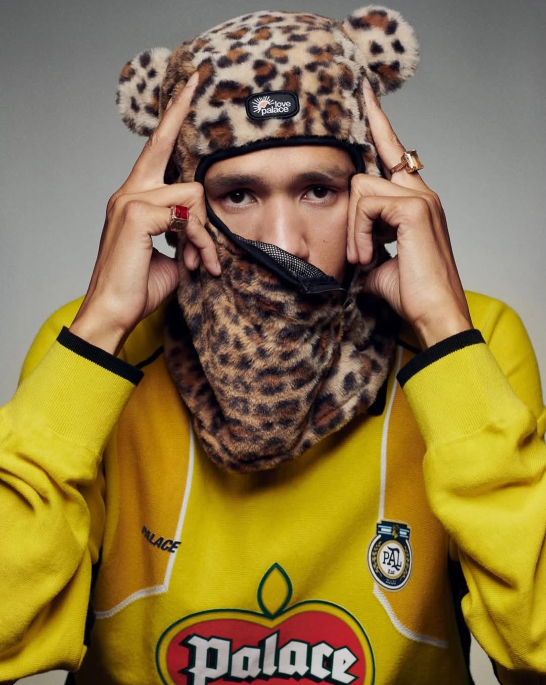 Palace Winter collection shot by Theo Sion in Studio 3 

Photographer @_theosion
Creative Lev Tanju
Lighting @simonmcguigan
Digi @annahendry
Stylist @reed_danny
Hair / MU @beccawordingham
palaceskateboards

#shootatstreet