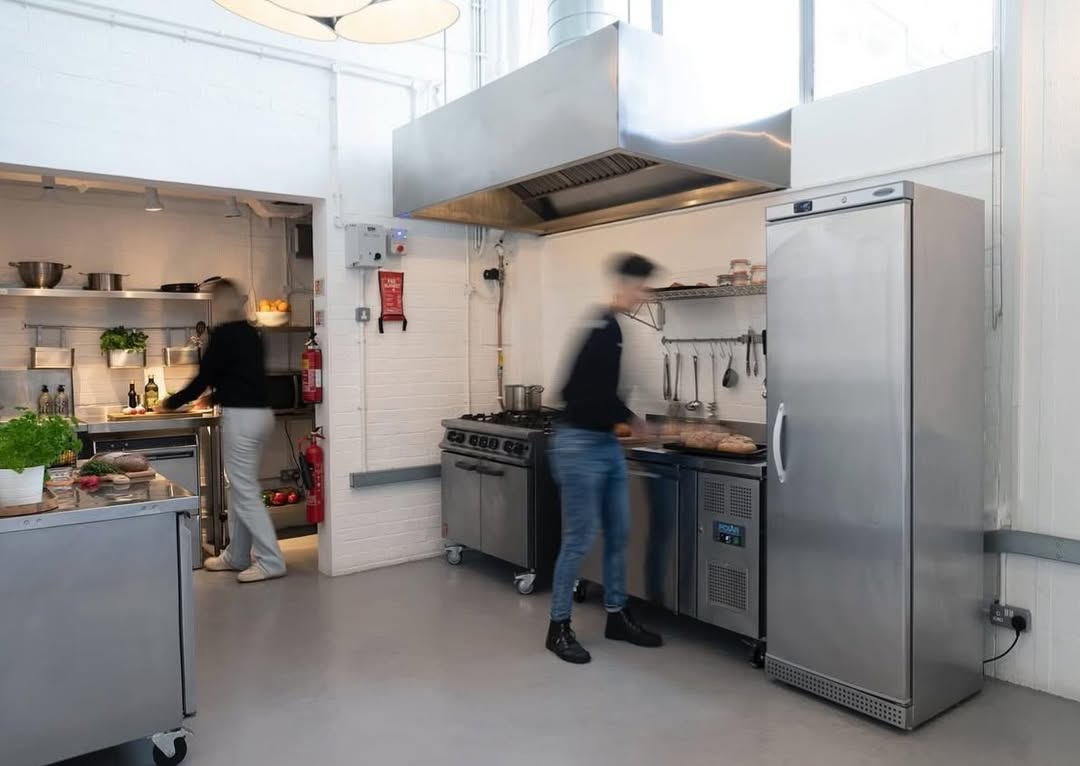 Take a look around Studio 5a 📸

Our fully equipped shoot kitchen. This versatile space benefits from North and East facing windows with the option of full blackout. 
For larger food shoots and events, Studio 5a can also be used in conjunction with Studio 5 using interconnecting doors.

Link in bio

For booking enquires please contact production@streetstudios.co.uk