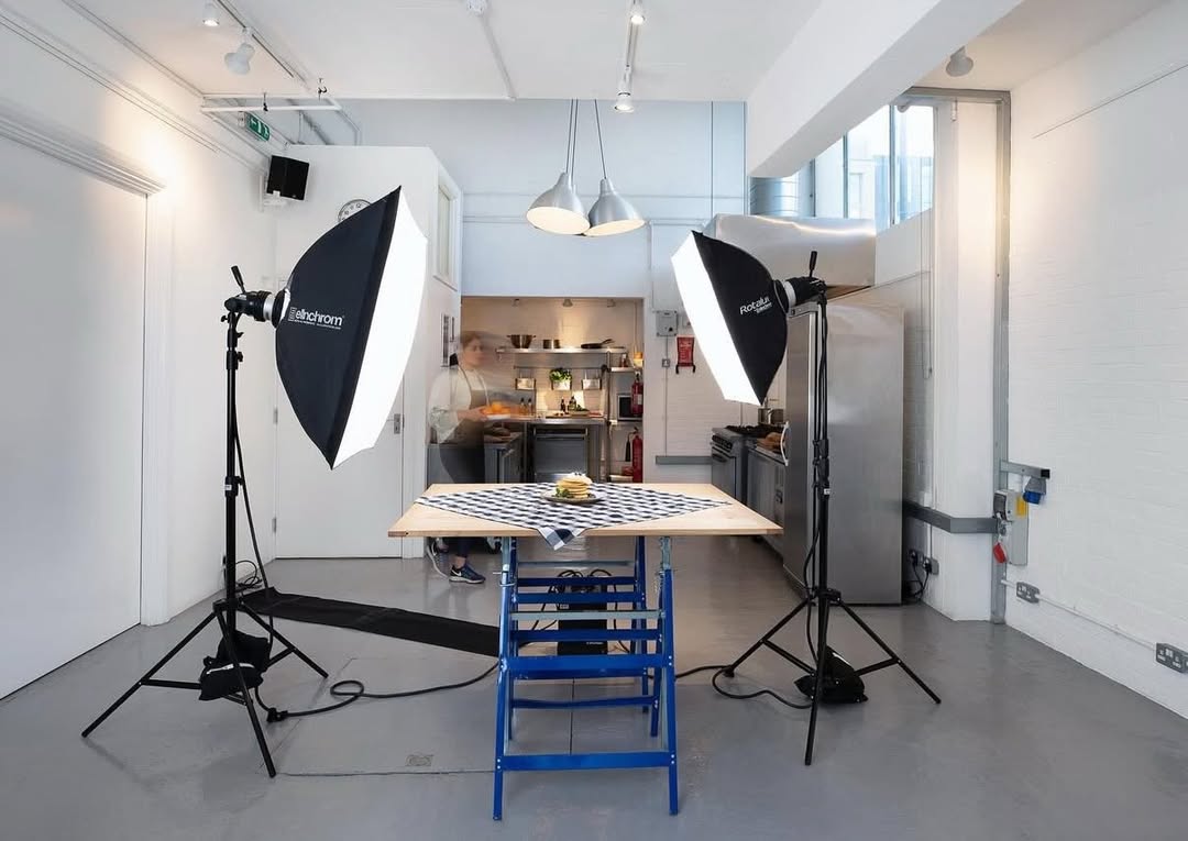 Take a look around Studio 5a 📸

Our fully equipped shoot kitchen. This versatile space benefits from North and East facing windows with the option of full blackout. 
For larger food shoots and events, Studio 5a can also be used in conjunction with Studio 5 using interconnecting doors.

Link in bio

For booking enquires please contact production@streetstudios.co.uk