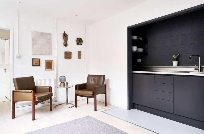 Take a look around Studio 2 ☀️ Our brightest daylight studio located on the top floor boasting natural light from North and South facing windows either side of a large infinity cove.Complete with a white painted wooden floor, client seating area and a large separate styling area including shower and hair backwash, private bathrooms and access to a terrace which can be used as a shoot space.

Link in bio

For booking enquires please contact production@streetstudios.co.uk

#shootatstreet