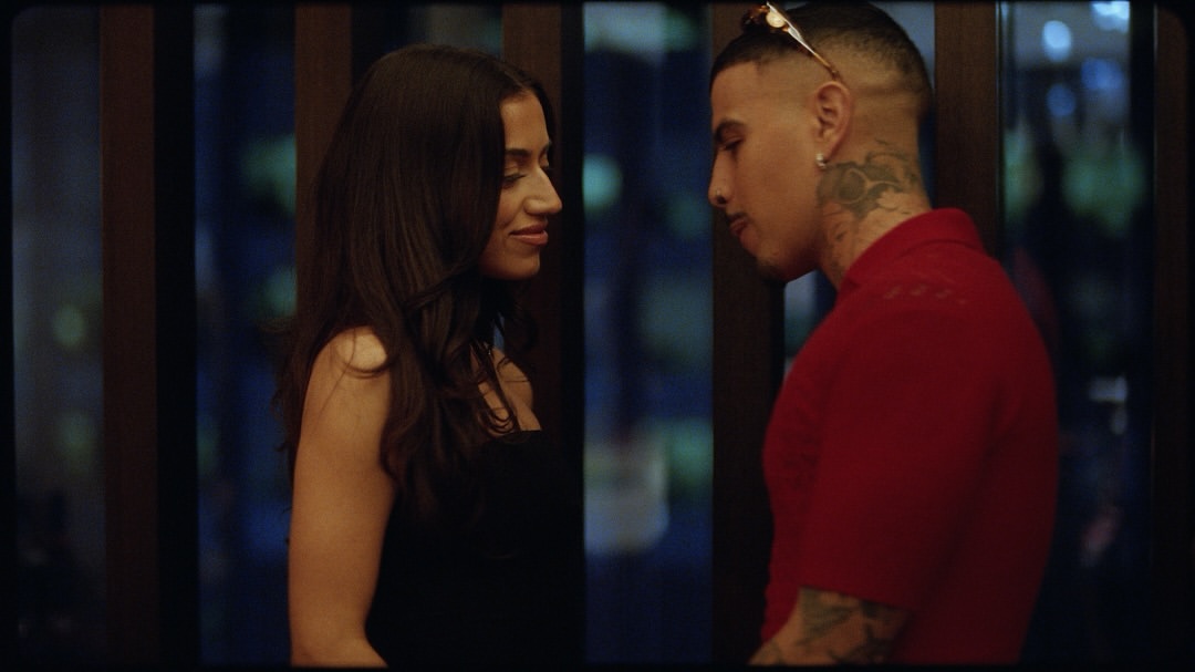 @itsyoungmiko & @rauwalejandro Aquel Diciembre
Credits:
Rauw Alejandro – @rauwalejandro
Music Producer – @prodxmauro
Production Company: 1K Dojo – @1kdojo
Directors: Kemel Jamis / Joshua Rivera – @kemeljamis / @shotsjpg
Executive Producer: Ian Arduengo – @ian_arduengo
NY Producer: Jennifer Zarzuela – @jenzarfilms
Production Supervisor: Nasha Santiago – @__nasha
Director of Photography: Sebastián Cabrera – @cchelin
Editor: María Celeste – @mar_celeste
Color: @dayofthejack @studio__rm
Color Executive Producer: @mikecoley_culkin
Producer: @ellahill.jpg
VFX: El Arenero – @areneropr