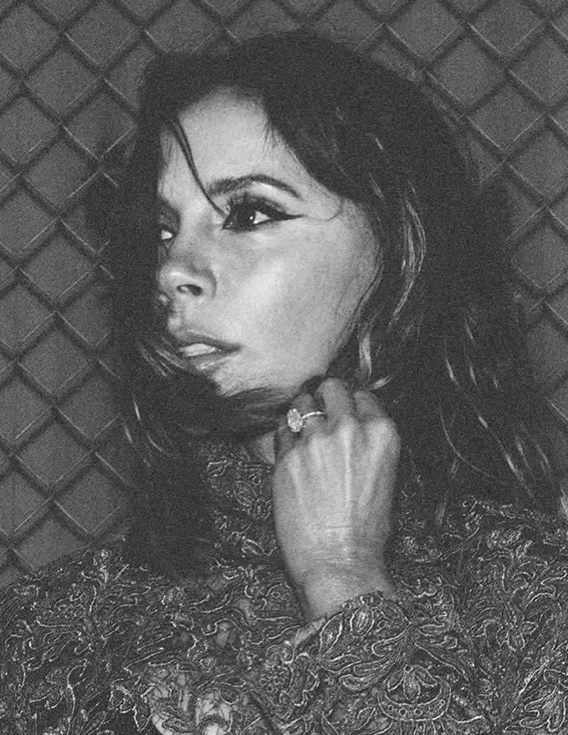 @victoriabeckham for @elleusa

Thanks
@alexwhiteedits
@kenpaves
@yumilee_mua
@ricaromain
@thajhb
@prodn_artandcommerce