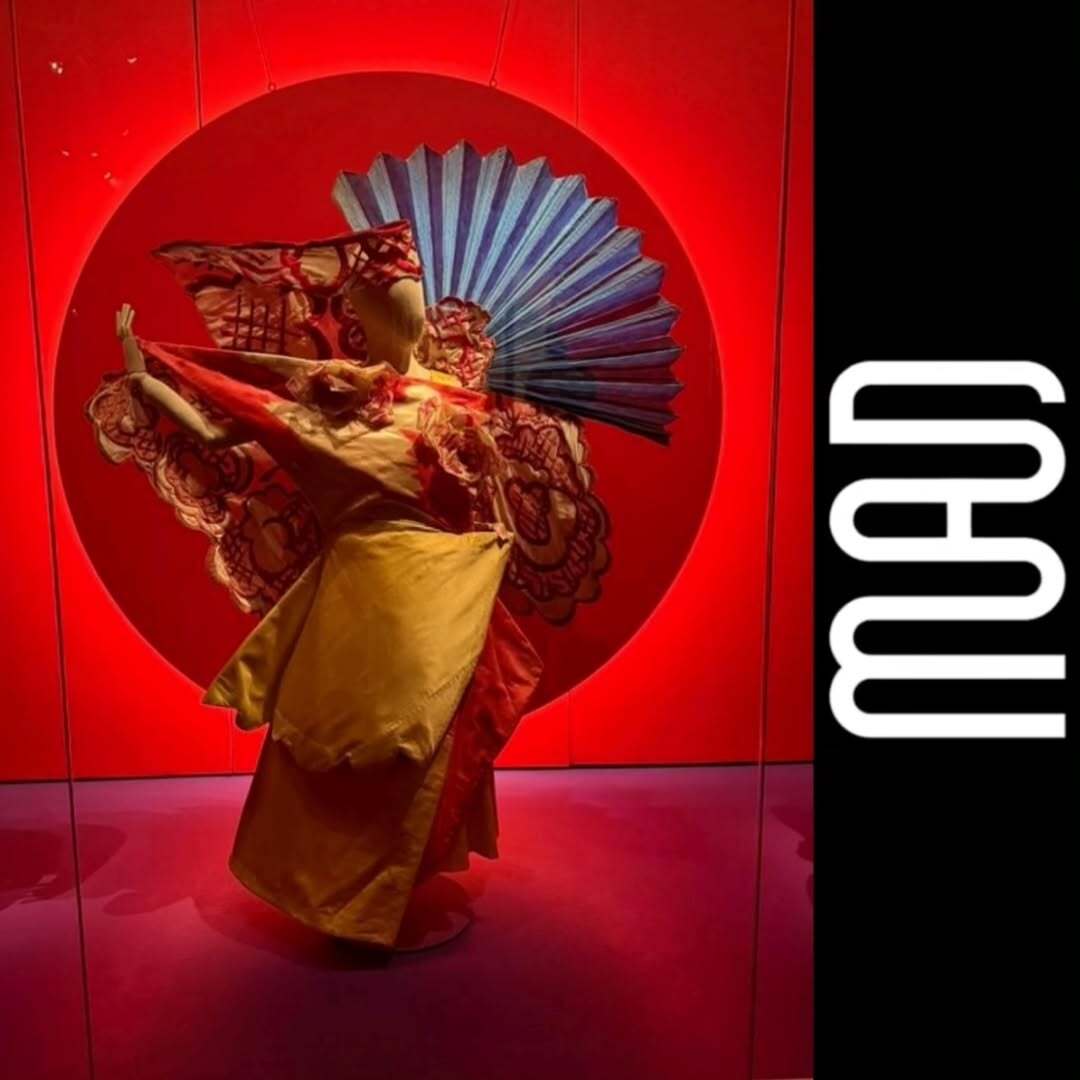 Ce week-end, la team Daguerre est allée voir l’exposition sur Paul Poiret au Musée des Arts Décoratifs.

Un couturier visionnaire, mais pas que ! ✨

Poiret, c’est l’exemple parfait d’un créateur aux multiples passions. Que ce soit dans la mode, la gastronomie 🍽️ (avec un recueil de 107 recettes en 1928 !), le théâtre 🎭 (avec une pièce adaptée de “La Vagabonde” de Colette) ou encore la peinture 🖌️ qu’il affectionnait particulièrement… il mettait toujours “tout son tempérament et sa sensibilité” dans ce qu’il entreprenait.

Une vraie source d’inspiration pour tous ceux qui aiment mélanger les disciplines et s’exprimer sans frontières. 💫

Retrouvez “La mode est une fête” au Musée des Arts Décoratifs du 25 juin 2025 au 11 janvier 2026

#studiodaguerre #parisphotographer #studiophoto #studiophotoparis #photography #photoshoot #photographer#photooftheday #photo #studio #portrait #model #photoshop #fashionphotography #art #photographylovers#photomodelb #parolesdephotographe