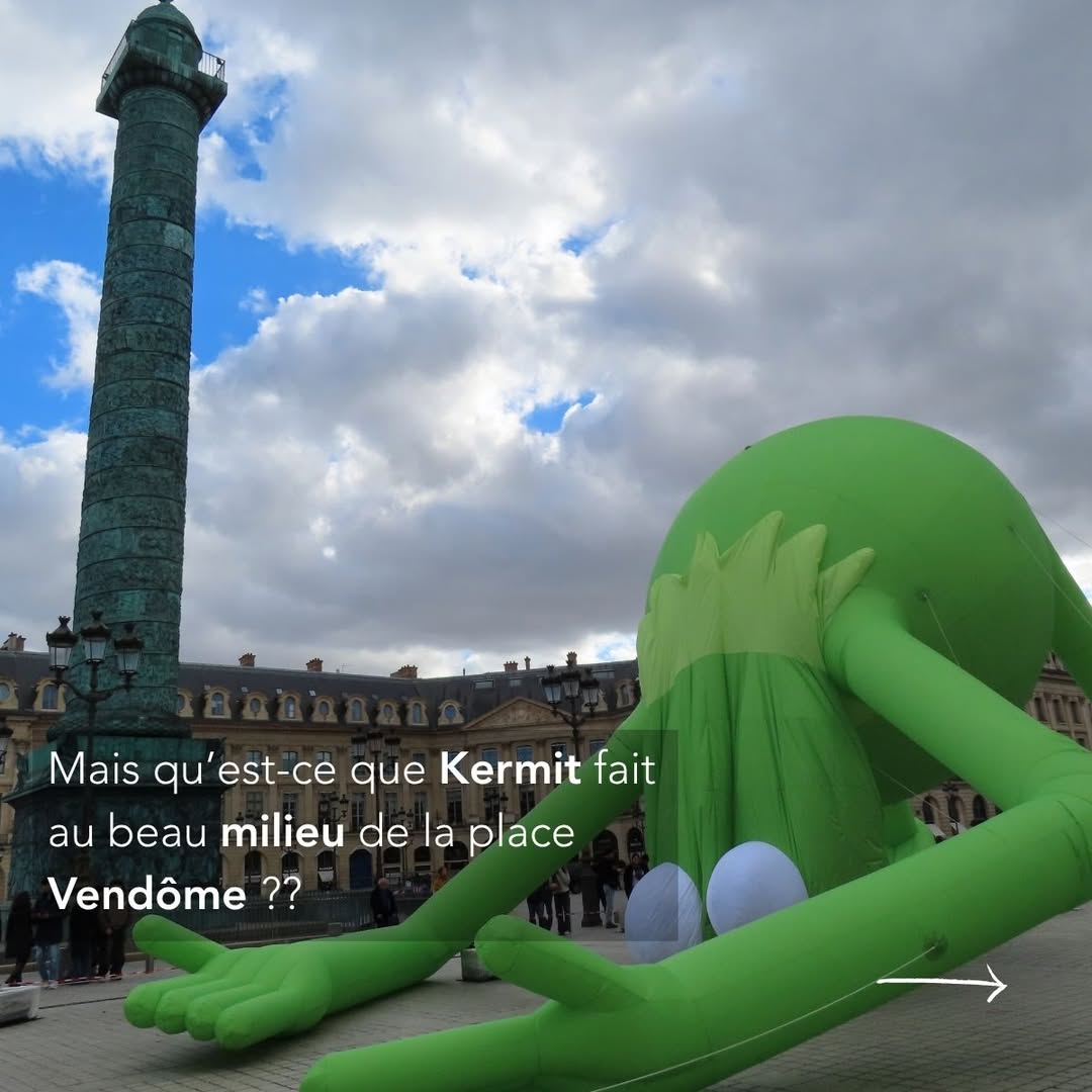 Curieux de tout ce qui transforme la ville en scène, on adore quand l’art s’invite là où on ne l’attend pas.
À l’occasion de la semaine de l’Art à Paris, l’artiste Alex Da Corte a installé un Kermit géant au cœur de la place Vendôme. Volontairement dégonflé, il rend hommage à une parade du Muppet Show de 1991. Entre nostalgie et humour, l’œuvre rappelle que même les icônes peuvent perdre un peu d’air sans perdre leur charme.

Nous, on a trouvé ça gonflé… et on adore ! 💚
#studiodaguerre #parisphotographer #studiophoto #studiophotoparis #photography
#photoshoot #photographer #photooftheday #photo #studio #portrait #model #photoshop
#fashionphotography #art #photographylovers #photomodel