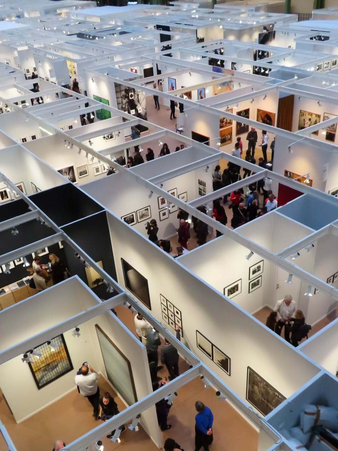 La Team Daguerre a passé quelques heures au cœur de l’exposition Paris Photo.
Cette dernière met en avant une grande diversité d’artistes, de tirages et de visions. On y découvre des images fortes, des approches nouvelles et une vraie attention portée à la lumière et à la matière.
Voici quelques instants qui nous ont marqués, partagés tels que nous les avons vus.
Une belle dose d’inspiration pour notre travail au Studio Daguerre.

#expo #exhibition #Parisphoto #newissue #studiodaguerre parisphotographer studiophoto studiophotoparisphotographyphotoshoot photographer photooftheday photo studio portrait model photoshopfashionphotography art photographylovers photomodel