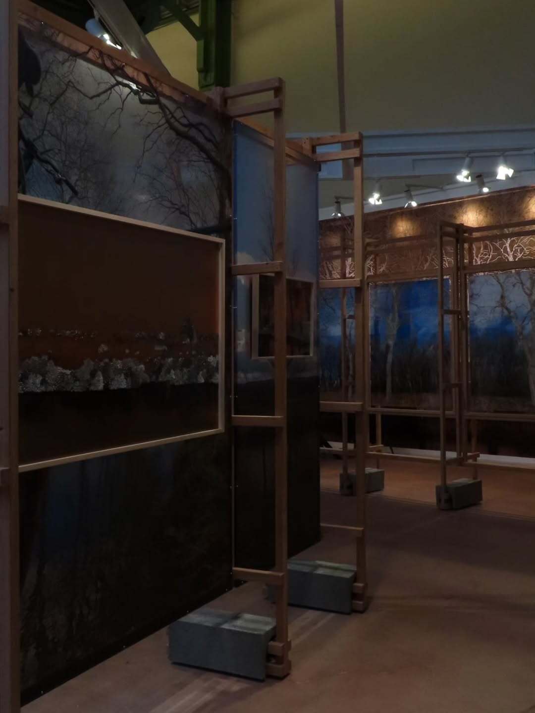 La Team Daguerre a passé quelques heures au cœur de l’exposition Paris Photo.
Cette dernière met en avant une grande diversité d’artistes, de tirages et de visions. On y découvre des images fortes, des approches nouvelles et une vraie attention portée à la lumière et à la matière.
Voici quelques instants qui nous ont marqués, partagés tels que nous les avons vus.
Une belle dose d’inspiration pour notre travail au Studio Daguerre.

#expo #exhibition #Parisphoto #newissue #studiodaguerre parisphotographer studiophoto studiophotoparisphotographyphotoshoot photographer photooftheday photo studio portrait model photoshopfashionphotography art photographylovers photomodel