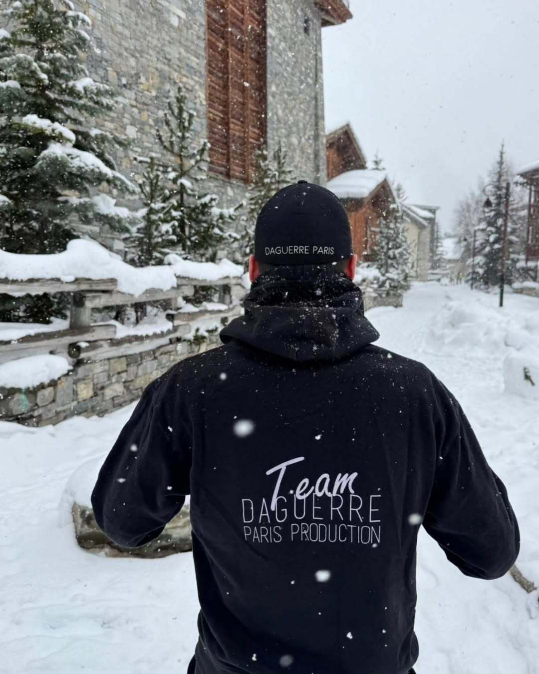 Pour finir l’année en beauté, la Team Daguerre est partie tout schuss vers la montagne pour une production extérieure⛷️.
Nous vous accompagnons dans toutes vos productions hors studio, partout où vos projets vous conduisent, du repérage des lieux à la logistique du matériel, pour que chaque détail soit parfait.

Avec la Team Daguerre, vos idées prennent de la hauteur...🏔️

Photographe : @arnaud_guichard ✨

#studiodaguerre #parisphotographer #studiophoto #studiophotoparis #photography
#photoshoot #photographer #photooftheday #photo #studio #portrait #model #photoshop
#fashionphotography #art #photographylovers