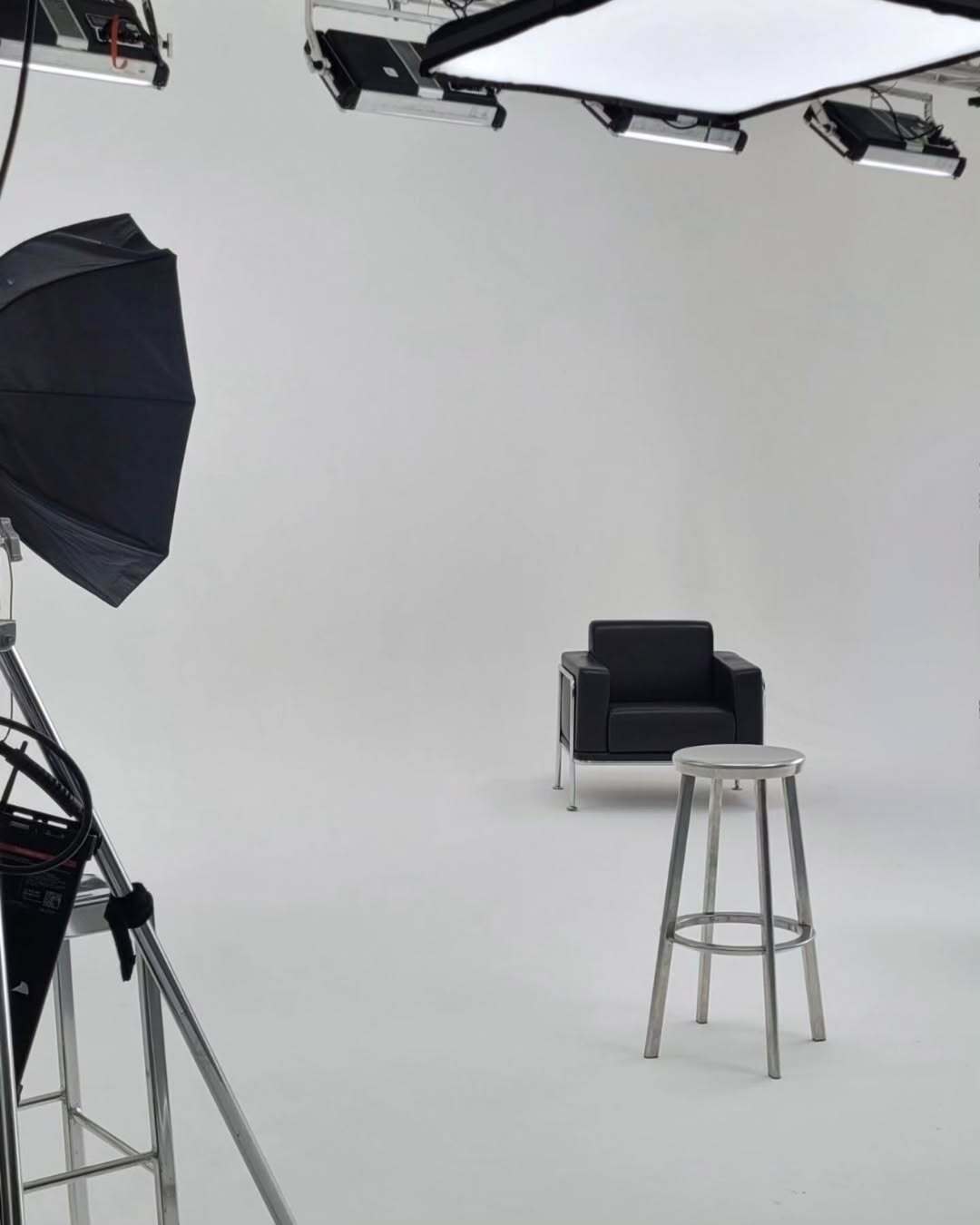 ON SET 🎬
Installation vidéo dans notre studio LE GRAND.
On prépare, on ajuste, on teste.
Un espace confortable dédié pour vos tournages.