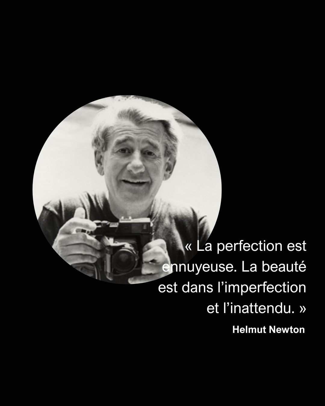 Helmut Newton a toujours bousculé les codes. Son œuvre, sensuelle et puissante, révèle une fascination pour la liberté, la force et la vulnérabilité. Il voyait la beauté non pas dans la perfection figée, mais dans l’attitude, le mouvement, l’accident heureux.

Au Daguerre, nous partageons cette conviction : ce qui rend une image mémorable, c’est ce qui échappe au contrôle. Un reflet, un geste, une lumière imprévue, c’est là que naît la magie.

Le Daguerre est fier d’avoir accueilli en son temps ce photographe légendaire ✨

#newissue #studiodaguerre #parisphotographer #studiophoto #studiophotoparis #photography
#photoshoot #photographer #photooftheday #photo #studio #portrait #model #photoshop
#fashionphotography #art #photographylovers #photomodel