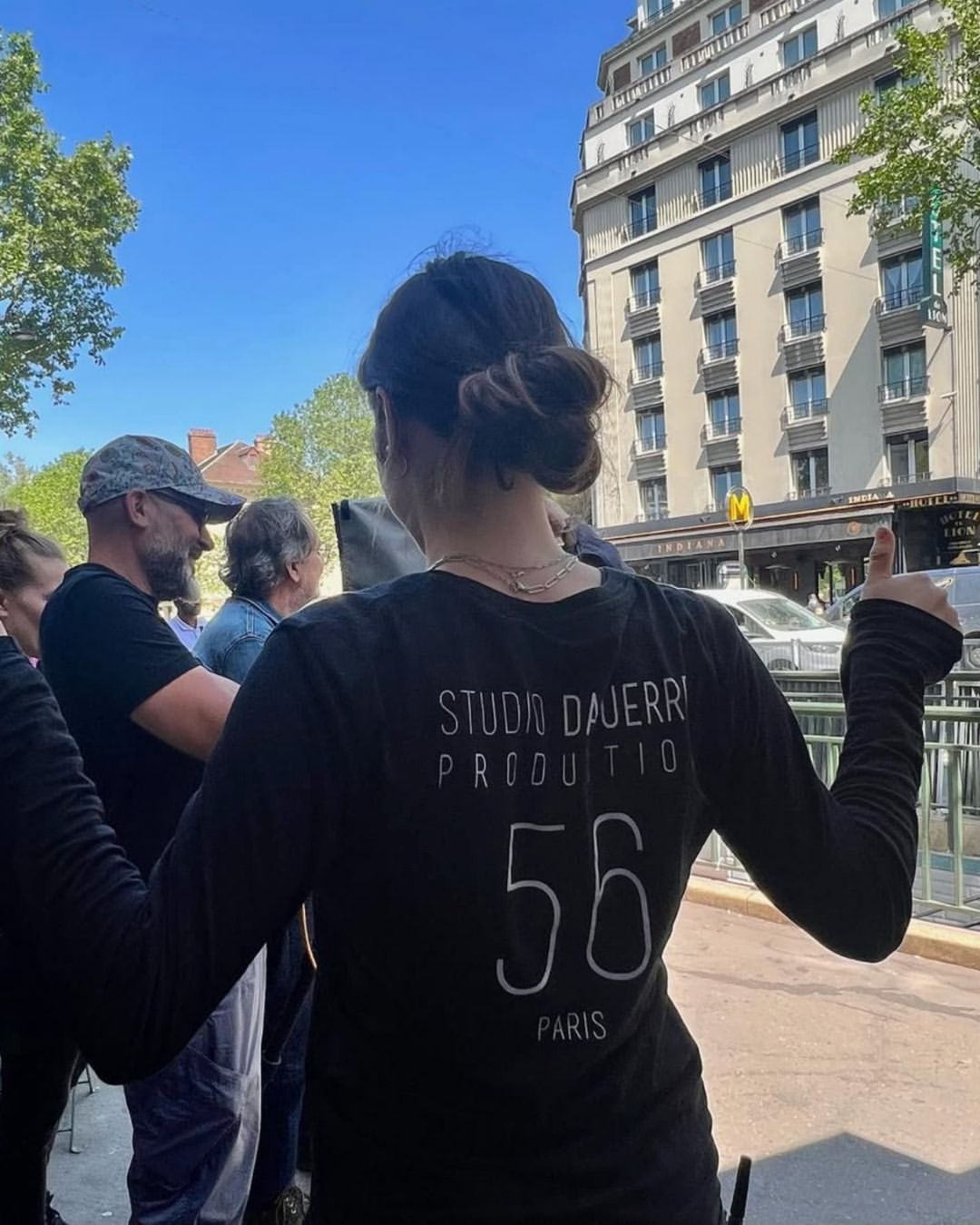 ☀️ Les beaux jours sont enfin de retour… et avec eux, les projets qui prennent vie en extérieur !

C’est le moment parfait pour imaginer, créer et produire vos plus belles images sous la lumière naturelle 🌿📸

Que ce soit pour une campagne, un shooting édito ou un projet sur-mesure, la Team Daguerre vous accompagne à chaque étape :
repérage de lieux, logistique, transport, matériel… jusqu’au dernier détail.

🎯 Notre objectif : transformer vos idées en productions fluides, maîtrisées et inspirantes.

Alors profitez de la saison, on s’occupe du reste.

#studiodaguerre #parisphotographer #studiophoto #studiophotoparis #outdoorproduction