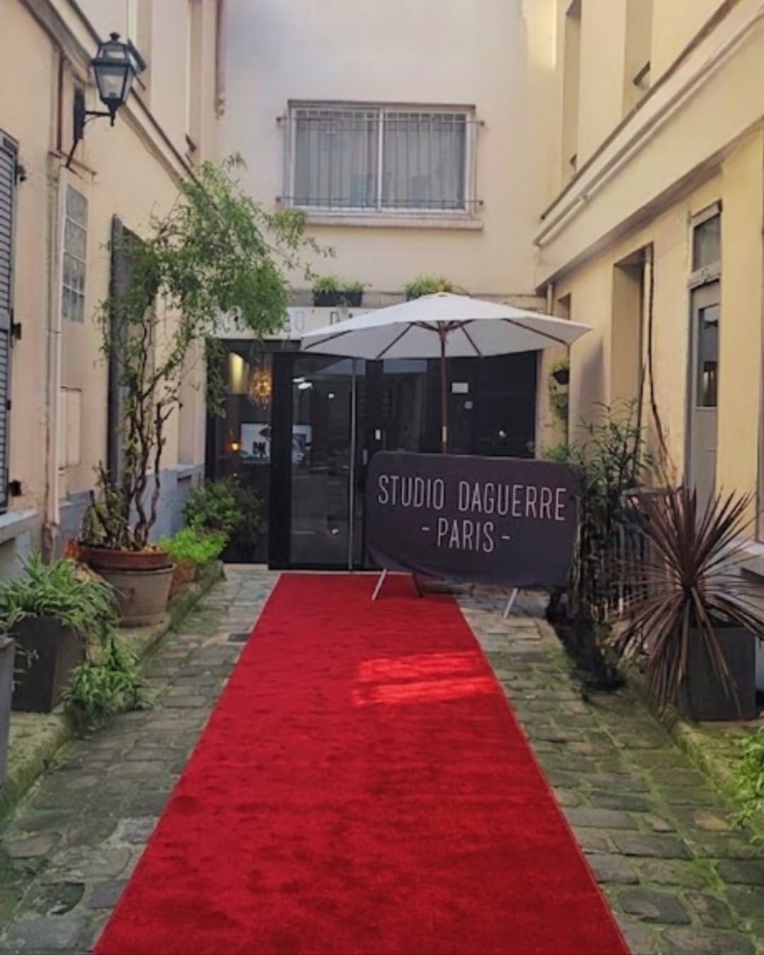 En Mai il faut être : au Met Gala, au Festival de Cannes et au Daguerre ! 

Alors entre montée des marches, photocall et rooftop, c’est le moment de booker nos studios, nous vous déroulerons le tapis rouge ✨

Réservations : contact@studiodaguerre.com

#studiodaguerre #parisphotographer #studiophoto #studiophotoparis