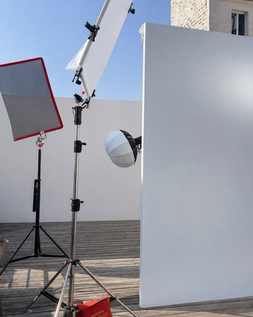 Les beaux jours reviennent ☀️ Profitez-en pour venir shooter sur notre superbe terrasse, baignée de lumière et parfaite pour vos créations. Entre ambiance élégante, décors naturels et atmosphère détendue, c’est l’endroit idéal pour donner vie à vos projets photo ou vidéo.

On vous attend pour capturer ensemble cette nouvelle saison 🌿📸

#studiodaguerre #parisphotographer #studiophoto #studiophotoparis