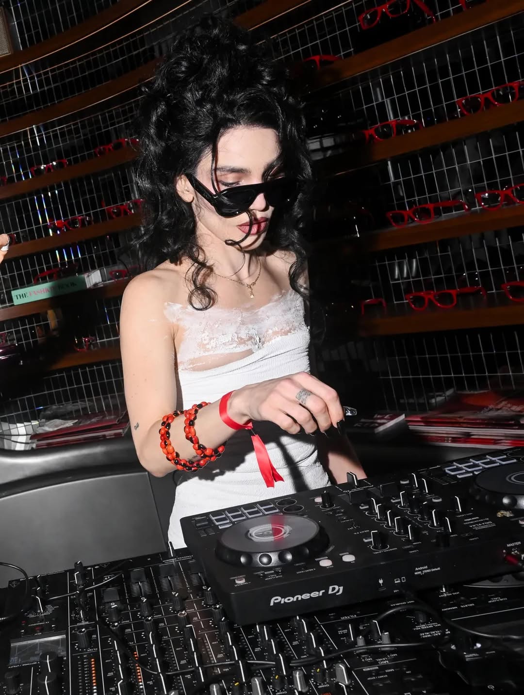 A met-gala afterparty to celebrate the opening of the @rayban house

Photographer: @m_voelkel
DJs: @oscarandthewolf & @daniela_lalita
A/V: @ashley.systems
PR: @karlaotto

Production by @themorrisongroup