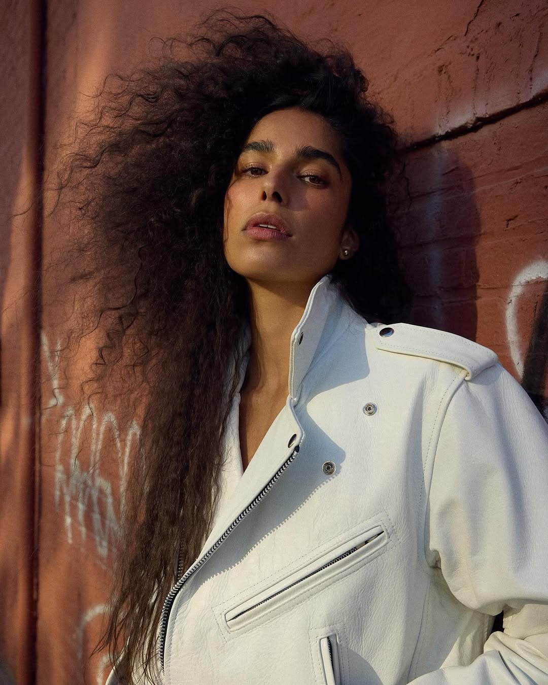 Victor dE Souza’s Spring Collection, NYC Couture on Anisha Sandhu by Brooke Nipar
“Try to be the rainbow in someone else’s cloud.” Maya Angelou
“It is during our darkest moments that we must focus to see the light.” Aristotle
Are dE Souza’s favorite quotes.
Read & See more online, link in bio.
Photographer : #BrookeNipar @brookenipar
Styling : Masha Orlov @masha_orlov
Make-up : Tracy Alfajora @ Wall Group @tracyalfajora @thewallgroup
Hair : Dennis Lanni @ Art Dept @dennisvlanni @artdeptagency @artdeptbeautystyle
Model : Anisha Sandra @ Society @anisha_sandhu
Casting : Urban Casting NYC @urbancastingnyc
Team : Chaz Brown @chaz.s.fresco , Tatiana Bolotova @bolotova.tv