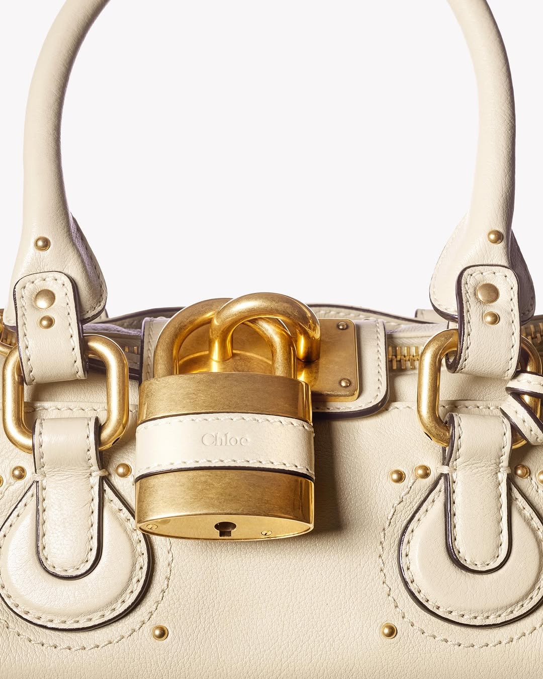 pour @Chloe • @systemmagazine
Photographe - @roberto___greco 
Rep - @weare_theagent
Retouche - @wearechicparis

Editor in chief - @ThomasLenthal 
Art director - @MathieuPerroud 
Operations director - @SachaQuintin 
Managing editor - @Veronica_Latourrette 
Set design - @LuneKuipers 
Digital - @Thomas_Jezequel
Assistant - @ValentinLemarch