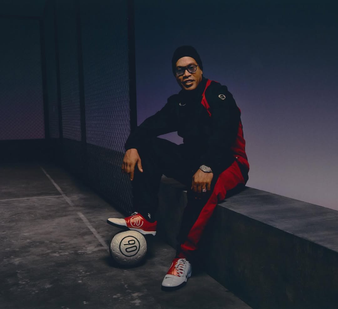 Ronaldinho Gaúcho for Fever Pitch @nike

Photographer @marvin.leuvrey
Creative @stacks.studio @honeyhole @rebeccacianfrini @othelo_gervacio @blake1ewis 
Stylist @john_colver 
Hair @tomohiroohashihair
Makeup @laurenfreynolds
Manicurist @adamslee_
Set Design @afrazamara
Movement @manuloca_
Casting @_hollycullen
Post Production @purple_martin_studio
Produced by COUNSEL