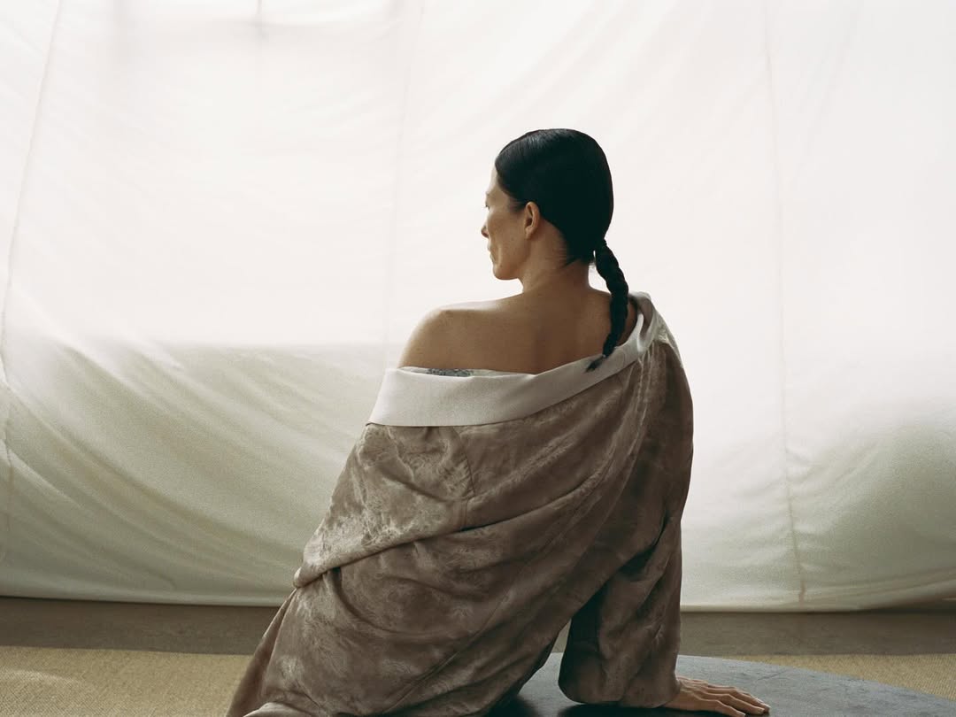 @zara Into The Process feat. @angelarey

Photographer @hannatveite
Stylist @gabriellemarceca
Hair @lucas.a.wilson
Makeup @cyndlekomarovski
Nails @makinaill
Set Designer @nicholasdesjardins
Lighting Director @sebastiano_arpaia
Produced by COUNSEL

Thanks @saragarvi and @mariaruano_ser