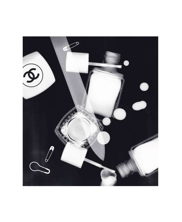 In Chanel Rayograph series, AURÉLIEN JUNER ...