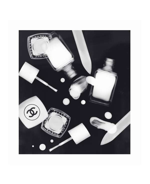 In Chanel Rayograph series, AURÉLIEN JUNER ...